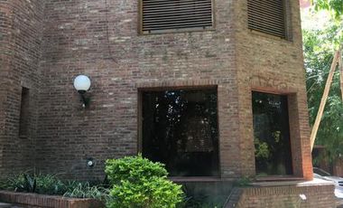 Piso de 240m2 sobre calle OCANTOS 92 -  Centro de  Monte Grande