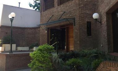 Piso de 240m2 sobre calle OCANTOS 92 -  Centro de  Monte Grande