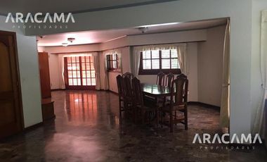 Piso de 240m2 sobre calle OCANTOS 92 -  Centro de  Monte Grande