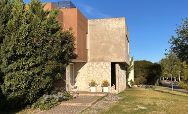 Casa en Venta 5 Dormitorios en Barrio Privado  Aguadas - Funes