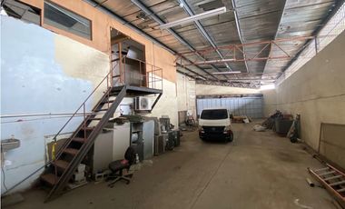 VENTA DE GALERA EN LA LOCERIA CON OFICINAS 4000M2