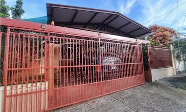 VENTA DE CASA EN VILLA LUCRE CON 2 PARKING Y TERRAZA