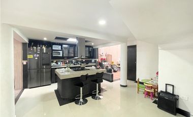 VENTA Casa Medellín, Malibu al lado de la unidad deportiva de belen  ✅