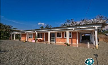 AMPLIA CASA FINCA DE 4 HABITACIONES EN VITERBO, CERCA DE PEREIRA