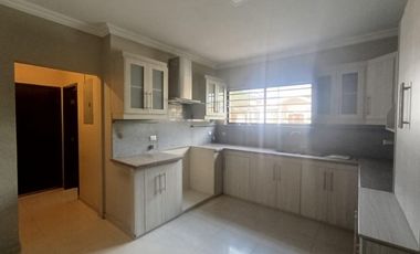 Alquiler de casa esquinera en Vía a la Costa, urbanización Portofino, GabR
