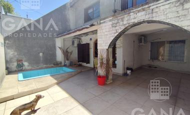 Venta Casa al frente en Tiro Suizo 2 dormitorios patio con parrillero pileta. Apto credito