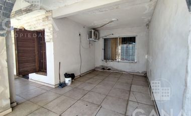 Venta Casa al frente en Tiro Suizo 2 dormitorios patio con parrillero pileta. Apto credito