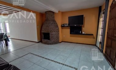 Venta Casa al frente en Tiro Suizo 2 dormitorios patio con parrillero pileta. Apto credito