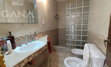 Venta Casa al frente en Tiro Suizo 2 dormitorios patio con parrillero pileta. Apto credito