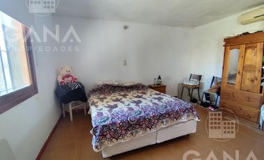 Venta Casa al frente en Tiro Suizo 2 dormitorios patio con parrillero pileta. Apto credito
