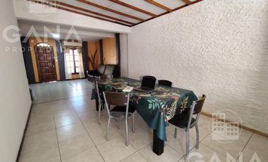 Venta Casa al frente en Tiro Suizo 2 dormitorios patio con parrillero pileta. Apto credito