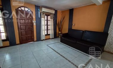 Venta Casa al frente en Tiro Suizo 2 dormitorios patio con parrillero pileta. Apto credito