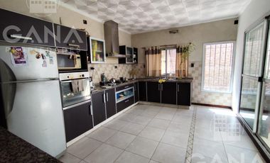 Venta Casa al frente en Tiro Suizo 2 dormitorios patio con parrillero pileta. Apto credito