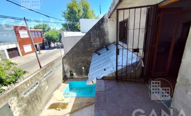 Venta Casa al frente en Tiro Suizo 2 dormitorios patio con parrillero pileta. Apto credito