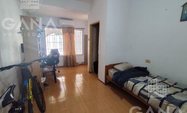 Venta Casa al frente en Tiro Suizo 2 dormitorios patio con parrillero pileta. Apto credito