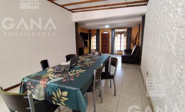 Venta Casa al frente en Tiro Suizo 2 dormitorios patio con parrillero pileta. Apto credito