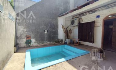 Venta Casa al frente en Tiro Suizo 2 dormitorios patio con parrillero pileta. Apto credito