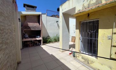 Venta Casa al frente en Tiro Suizo 2 dormitorios patio con parrillero pileta. Apto credito