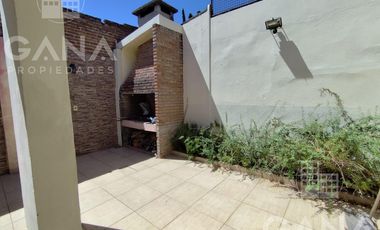 Venta Casa al frente en Tiro Suizo 2 dormitorios patio con parrillero pileta. Apto credito