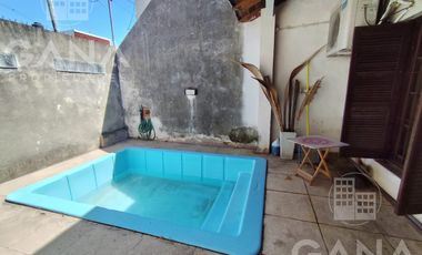 Venta Casa al frente en Tiro Suizo 2 dormitorios patio con parrillero pileta. Apto credito