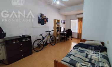 Venta Casa al frente en Tiro Suizo 2 dormitorios patio con parrillero pileta. Apto credito