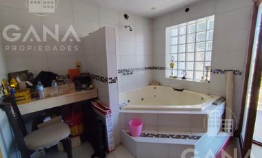 Venta Casa al frente en Tiro Suizo 2 dormitorios patio con parrillero pileta. Apto credito