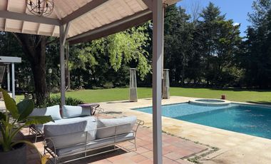 Exclusiva casa en venta 4 dormitorios Quincho Galeria Dependencia Farm Club Pilar