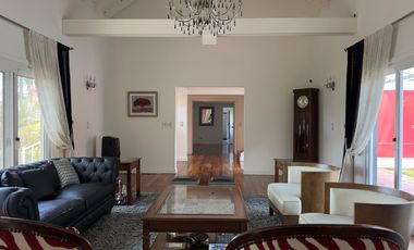 Exclusiva casa en venta 4 dormitorios Quincho Galeria Dependencia Farm Club Pilar