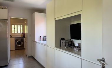 Exclusiva casa en venta 4 dormitorios Quincho Galeria Dependencia Farm Club Pilar