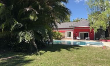 Exclusiva casa en venta 4 dormitorios Quincho Galeria Dependencia Farm Club Pilar