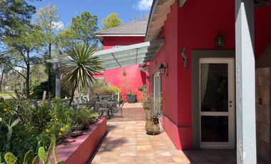 Exclusiva casa en venta 4 dormitorios Quincho Galeria Dependencia Farm Club Pilar