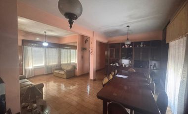 CASA DE 4AMB. CON GARAGE PATIO TERRAZA Y 2 LOCALES EN VENTA