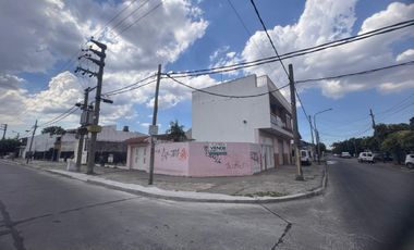 CASA DE 4AMB. CON GARAGE PATIO TERRAZA Y 2 LOCALES EN VENTA