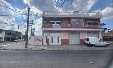 CASA DE 4AMB. CON GARAGE PATIO TERRAZA Y 2 LOCALES EN VENTA