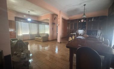 CASA DE 4AMB. CON GARAGE PATIO TERRAZA Y 2 LOCALES EN VENTA