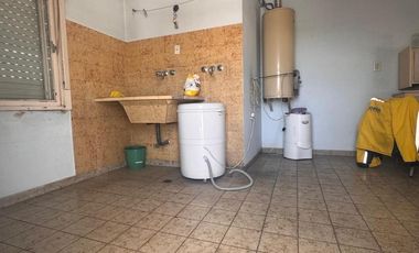 CASA DE 4AMB. CON GARAGE PATIO TERRAZA Y 2 LOCALES EN VENTA