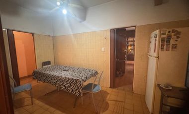 CASA DE 4AMB. CON GARAGE PATIO TERRAZA Y 2 LOCALES EN VENTA