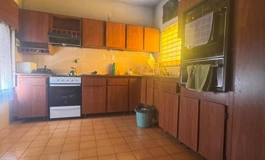 CASA DE 4AMB. CON GARAGE PATIO TERRAZA Y 2 LOCALES EN VENTA