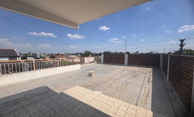 CASA DE 4AMB. CON GARAGE PATIO TERRAZA Y 2 LOCALES EN VENTA