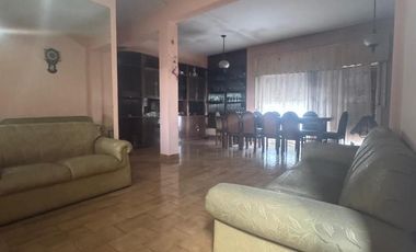 CASA DE 4AMB. CON GARAGE PATIO TERRAZA Y 2 LOCALES EN VENTA