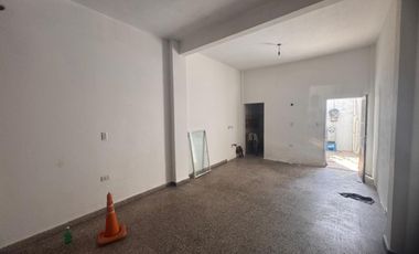 CASA DE 4AMB. CON GARAGE PATIO TERRAZA Y 2 LOCALES EN VENTA