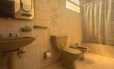 CASA DE 4AMB. CON GARAGE PATIO TERRAZA Y 2 LOCALES EN VENTA