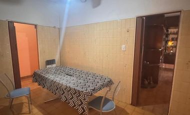 CASA DE 4AMB. CON GARAGE PATIO TERRAZA Y 2 LOCALES EN VENTA