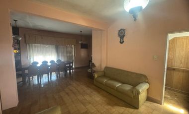CASA DE 4AMB. CON GARAGE PATIO TERRAZA Y 2 LOCALES EN VENTA