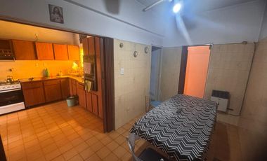 CASA DE 4AMB. CON GARAGE PATIO TERRAZA Y 2 LOCALES EN VENTA