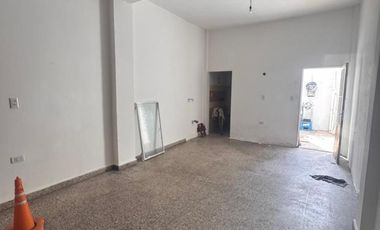 CASA DE 4AMB. CON GARAGE PATIO TERRAZA Y 2 LOCALES EN VENTA