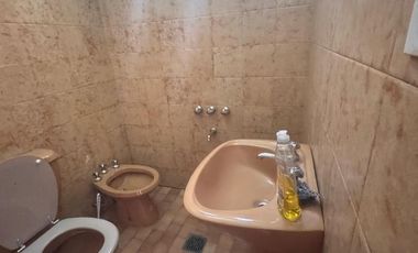 CASA DE 4AMB. CON GARAGE PATIO TERRAZA Y 2 LOCALES EN VENTA