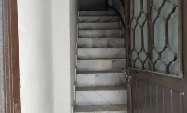 Para inversionistasDos departamentos y una oficina con su baño Para remodelar Terreno excedente