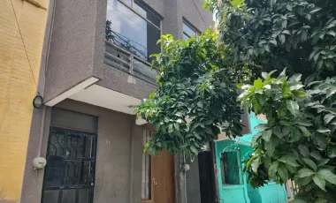 Para inversionistasDos departamentos y una oficina con su baño Para remodelar Terreno excedente