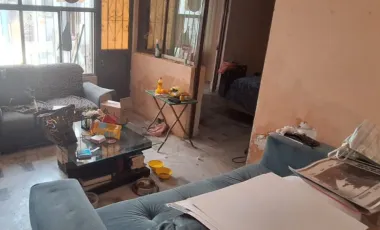 Para inversionistasDos departamentos y una oficina con su baño Para remodelar Terreno excedente